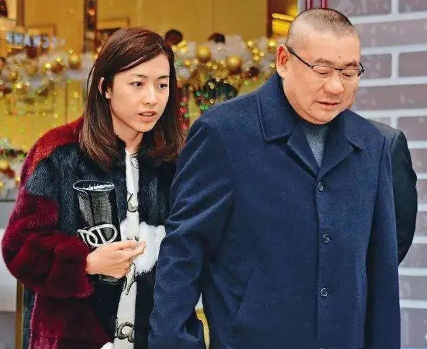 甘比_刘銮雄二房甘比再孕_甘比是刘銮雄的什么