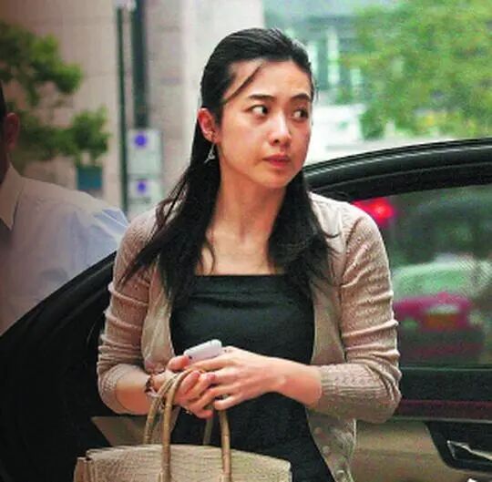 甘比 甘比晒一家三口合照，打扮贵气与刘銮雄似两代人，女儿长相似母亲！