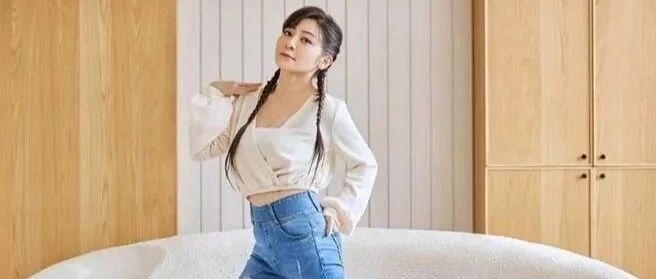 某女星自曝被潜规则，圈内大佬进房扑倒硬上，靠说月经来了才逃脱！