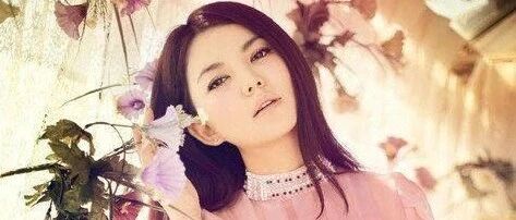 终于不炫富了？李湘为女儿缝校服被赞太节俭，晒自拍脸颊凹陷却被嘲美颜过度？