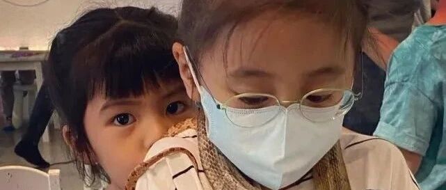 贾静雯的育儿方式太骇人，让胆小的咘咘脖子挂蛇，女汉子波妞看了都害怕!