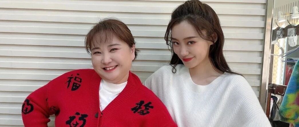 春晚见证了贾玲的长胖历史，这十年来变化竟然这么大，与小三岁张小斐演母女超逼真！