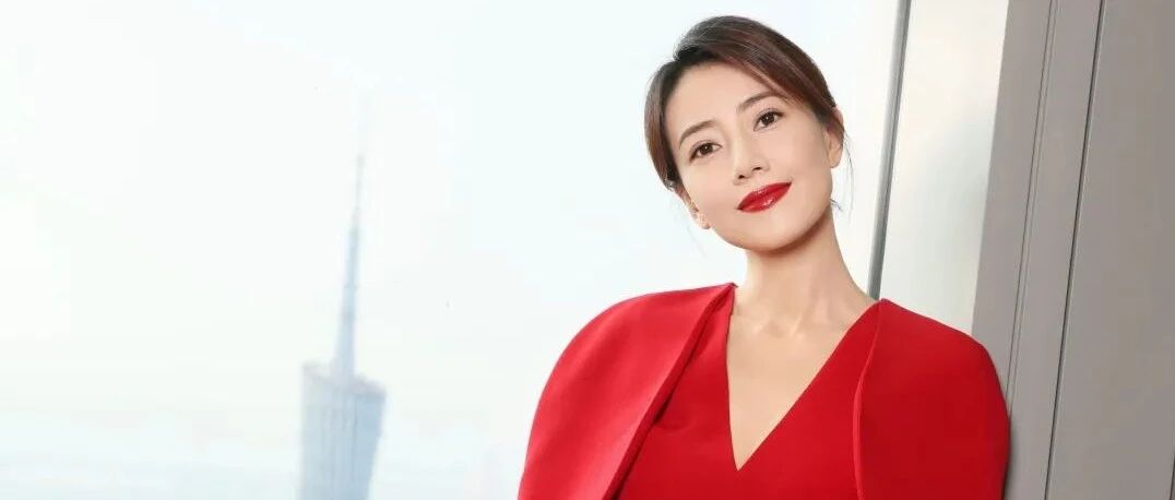 高圆圆出行阵仗大，30多位保镖手牵手护送，没人赏脸显尴尬……