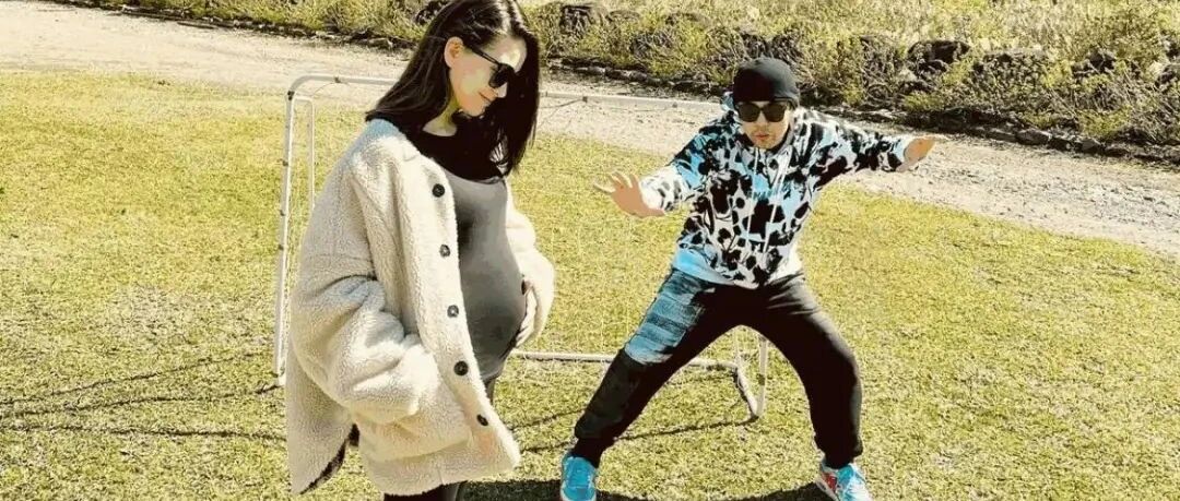 周杰伦官宣三胎喜讯！昆凌撩开外套炫出大孕肚，肚皮圆滚滚似皮球...