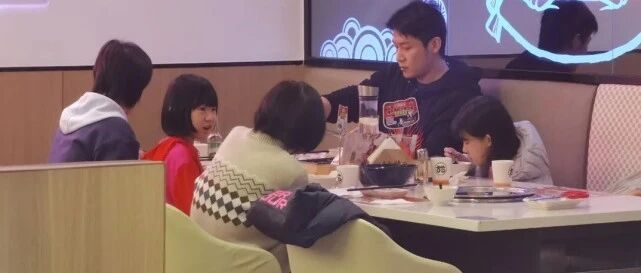 陆毅一家被偶遇，两个女儿越来越像，全家超模身材让人羡慕！