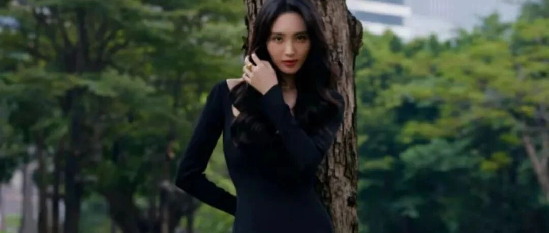 29岁女星和大34岁导演同回家，两人外出谨慎疑有娃，曾被传是李现的前女友！