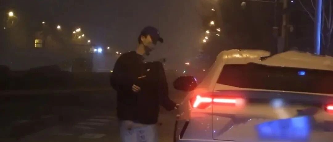 李小璐新恋情曝光？深夜与小鲜肉开豪车同回住处，被拍不止一次！