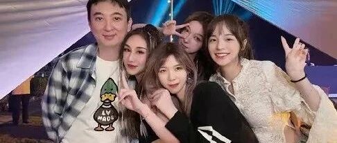 王思聪34岁生日阵仗大！美女如云气氛火热，现场一人搂5女......