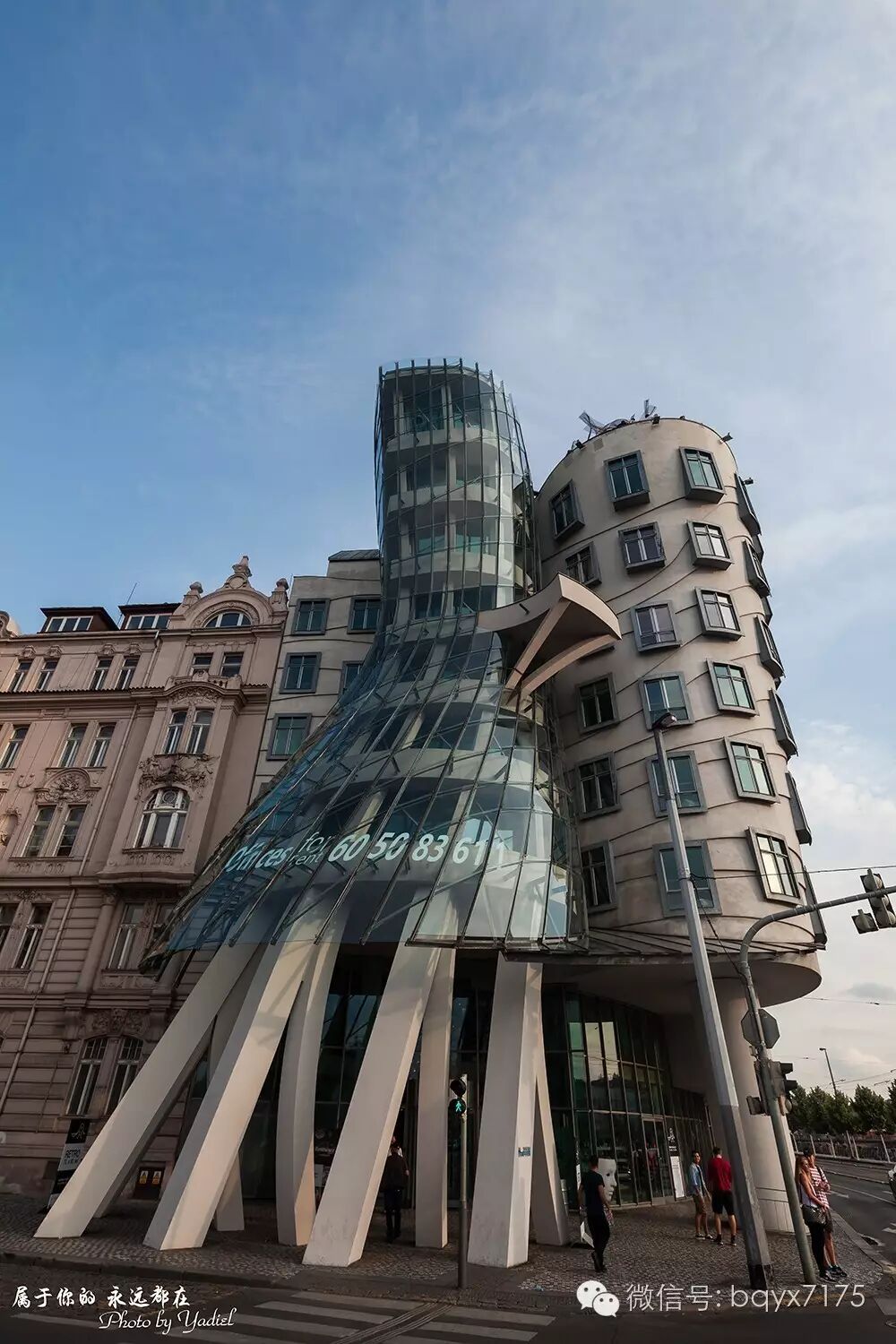 跳舞楼脱颖于新巴洛克,新歌德和新艺术运动的建筑之间,是布拉格十分