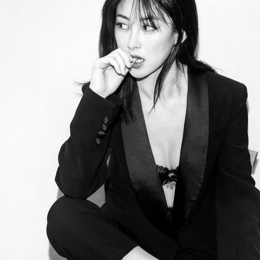 【美女】艳压刘亦菲，甩豪门二代被骂“花瓶”，35岁走红，网友：我就是馋她身子！（组图） - 57