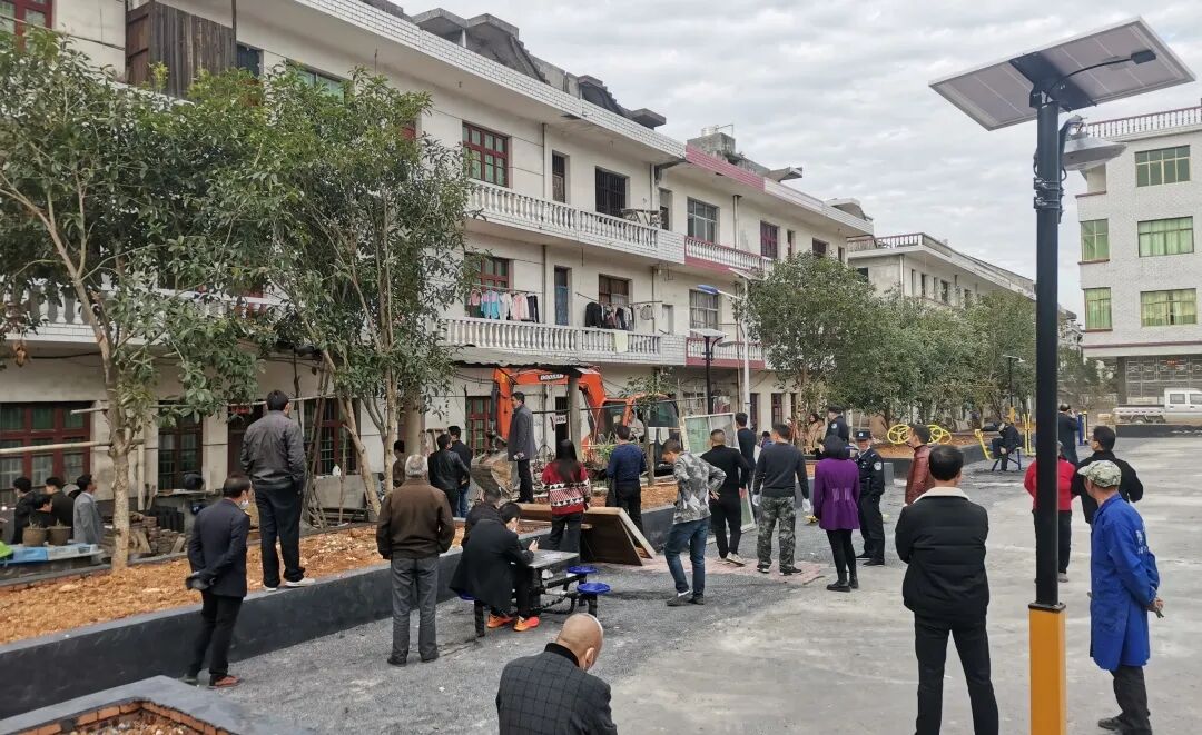 高岚乡深入推进城乡环境整治工作组织开展拆除违章建筑行动