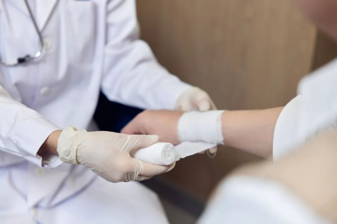 摄图网_502379802_医生帮病人包扎伤口特写(企业商用).jpg