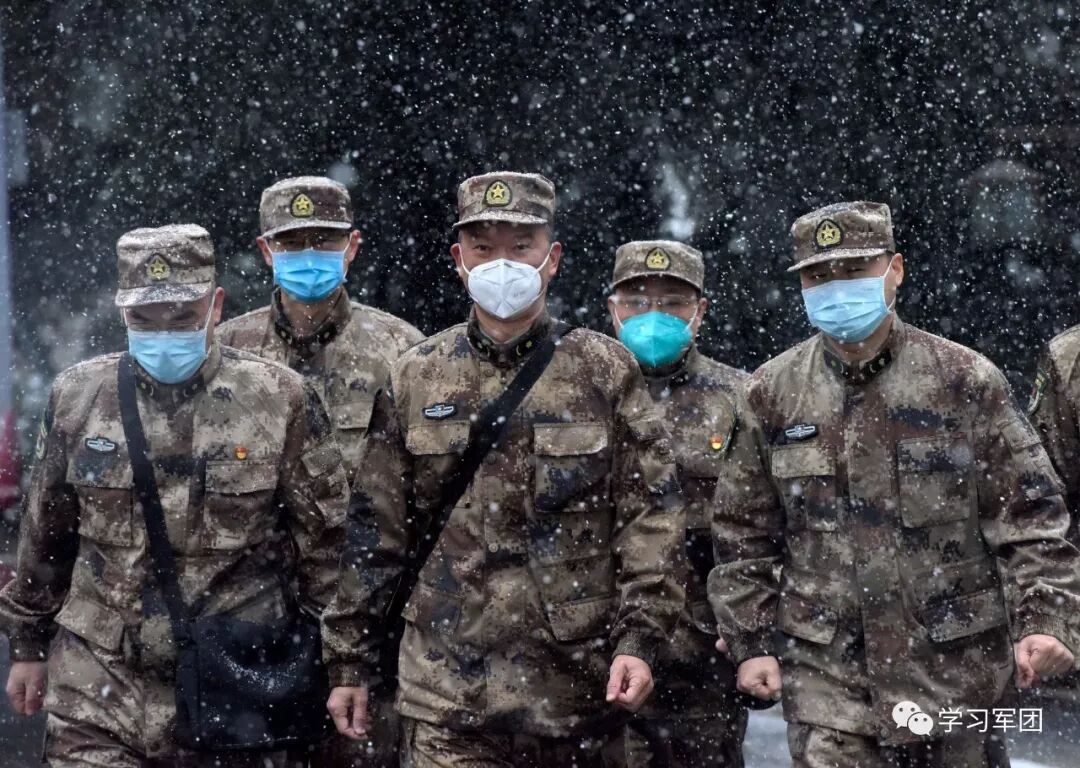 抗疫一线这些瞬间让人心头暖