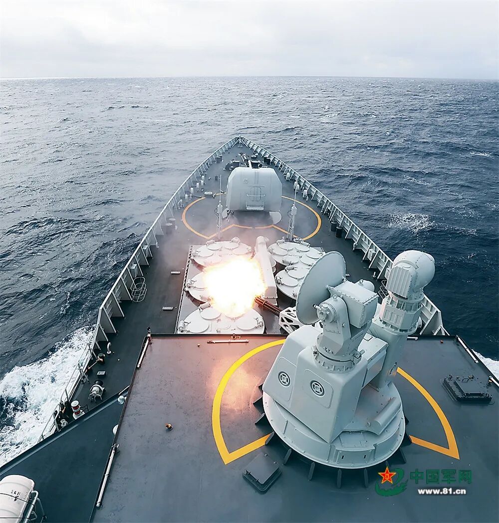 海军西安舰位台岛以东海域组织副炮实弹射击训练。方思航 摄
