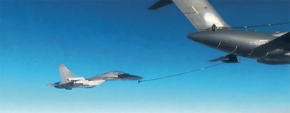 空军某部战机实施空中加油。