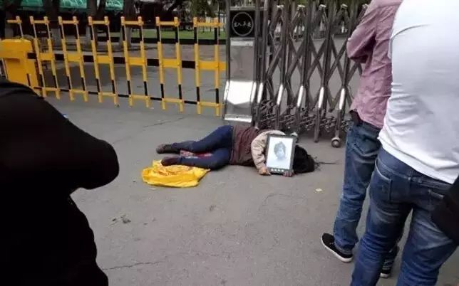 据知情人士称,遗照中的女孩是8月26日在家中坠楼自杀身亡的,事发前