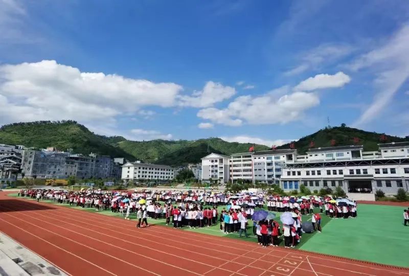 望谟县实验高中数千师生包粽子感受端午节魅力