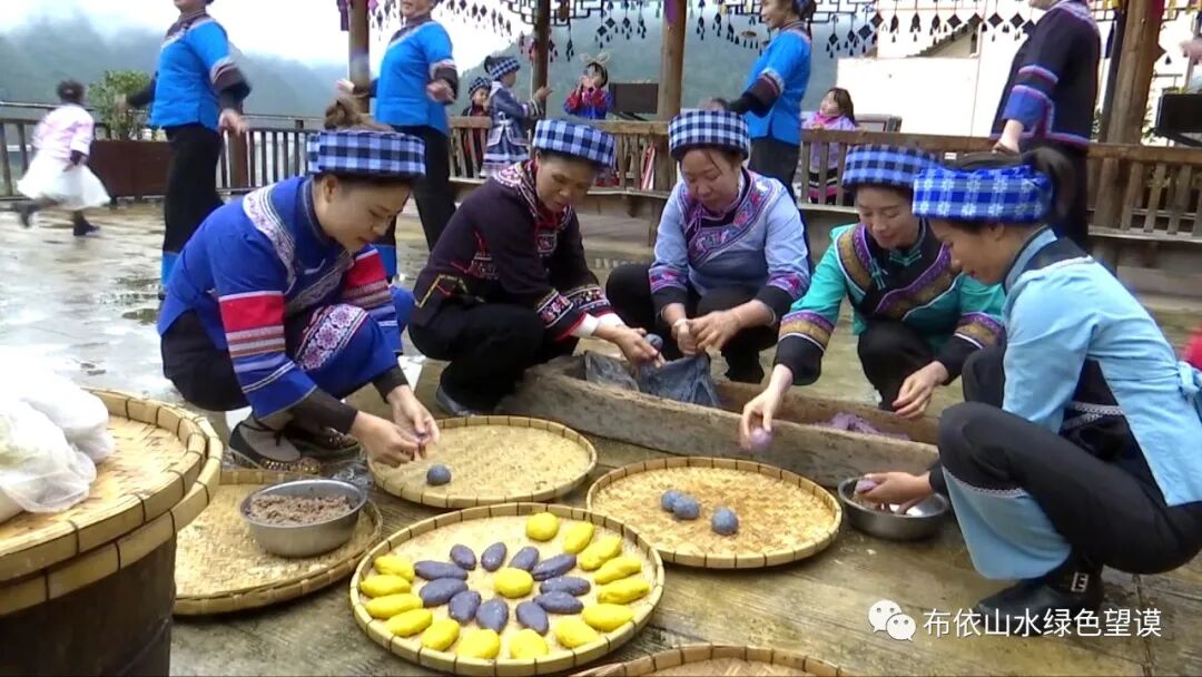 打糍粑是布依族村寨一项传统过年习俗,年前开始打粑粑,新年开始吃糍粑