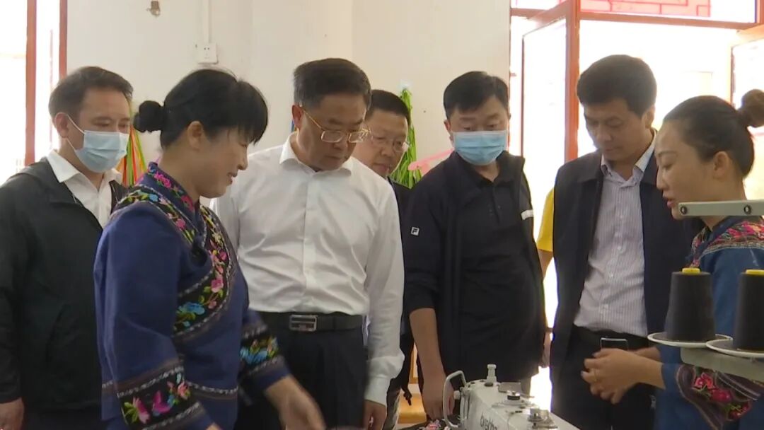 当天,李建勋一行先后到望谟县亚鲁社区李子园安置点警务室,贵州树娘绣