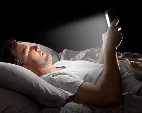 晚上睡前玩手機，姿勢要正確！ 科技 第2張