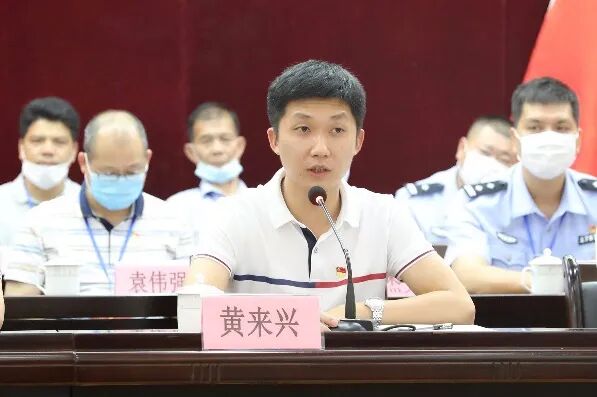 黄来兴强调,全体代表要本着对党负责,对事业负责,对人民负责的精神