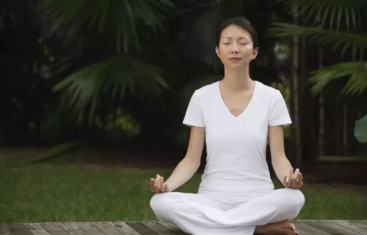 卢芳调节情志的窍门有三: 提倡修炼静功:他认为人的精神心理修养,要在