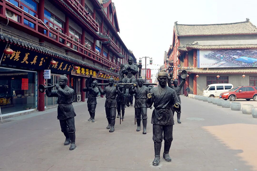 狮子楼南200米处有一条紫石街商业步行街,这个景点是免费参观的,它是