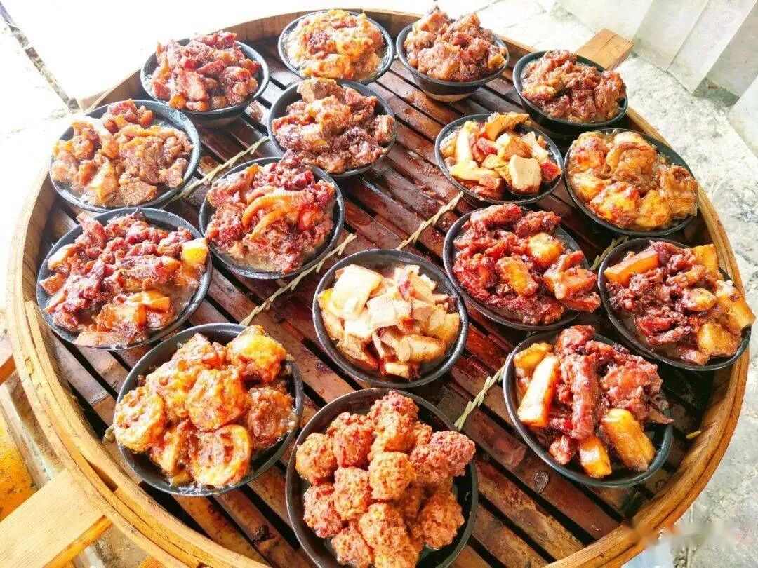 阳谷蒸碗顾名思义就是将各种菜品上笼屉蒸,其做法是将挂面糊炸制好的