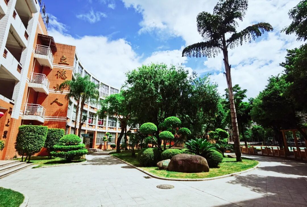 在右 8月 22 日上午,福州市教育局相关领导莅临福州市鼓山新区小学