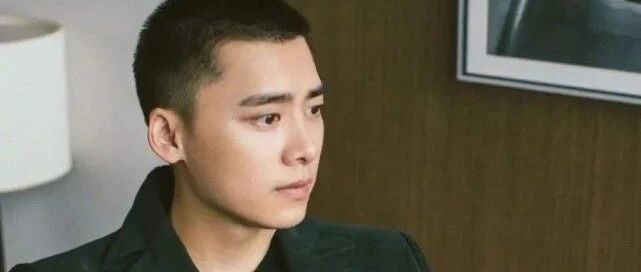 关晓彤不知李易峰失恋打耳洞，校草也会失恋，曾因太帅在学校有特权