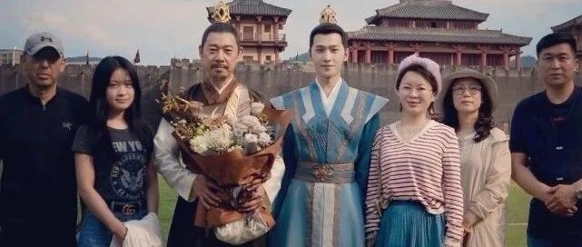 杨洋赵露思最新路透，服化道引起争议，两人相见恨晚！