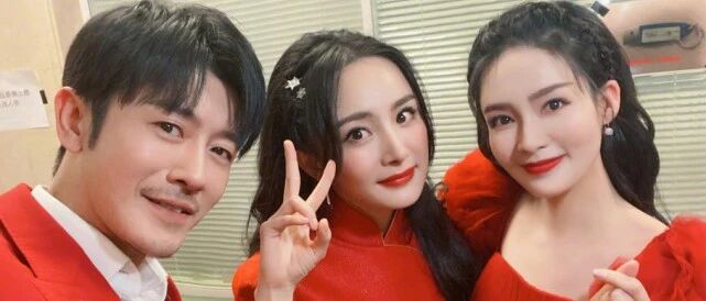 红了十多年，杨幂居然是第一次上春晚，和李沁合影回忆杀