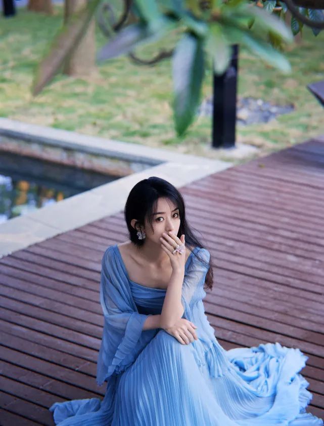 赵丽颖下地干活手法熟练,活脱脱的农村妹子,离婚后状态越来越好-微信头条网 赵丽颖下地干活手法熟练,活脱脱的农村妹子,离婚后状态越来越好
