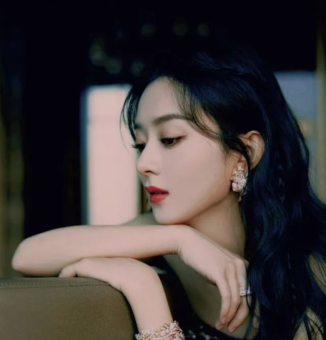 赵丽颖下地干活手法熟练,活脱脱的农村妹子,离婚后状态越来越好-微信头条网 赵丽颖下地干活手法熟练,活脱脱的农村妹子,离婚后状态越来越好