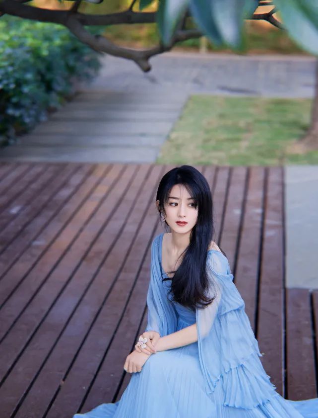 赵丽颖下地干活手法熟练,活脱脱的农村妹子,离婚后状态越来越好-微信头条网 赵丽颖下地干活手法熟练,活脱脱的农村妹子,离婚后状态越来越好