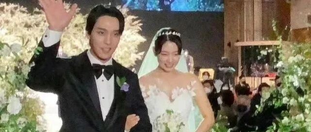 朴信惠公开婚礼高清图，现场不像宫殿似华丽，欧尼笑得好甜