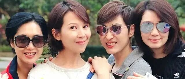最美港姐姊妹重聚，一个大方优雅一个精灵甜美，这么多年都没变