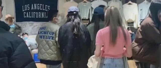 网友偶遇张大大杨幂逛街，杨幂腿也太细了吧，气质出众一眼认出