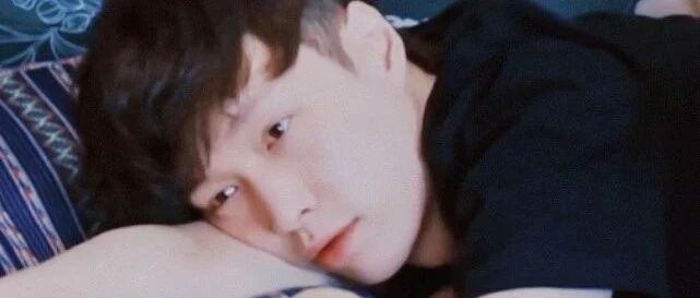 张艺兴睡眼朦胧上热搜，看起来很水肿，对颜值影响不是很大啊