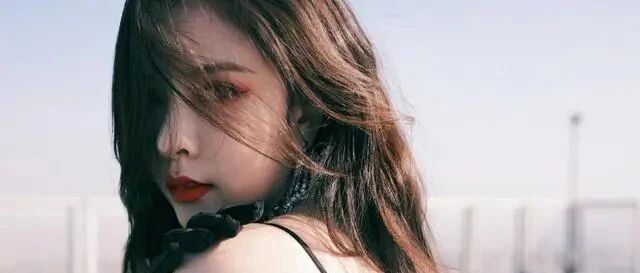 宋妍霏红裙惊艳全场，红唇配红裙性感又妖娆，她的造型每次都优秀