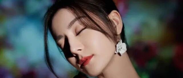 迪丽热巴直播生图状态好，白裙红唇十分明艳，无修图也好看