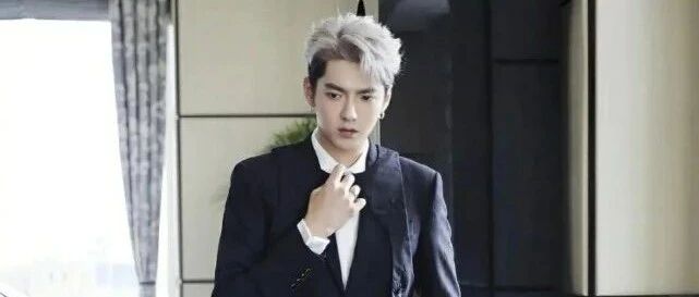 吴亦凡活动精修生图对比，网友：照骗程度，不过重回Kris时期