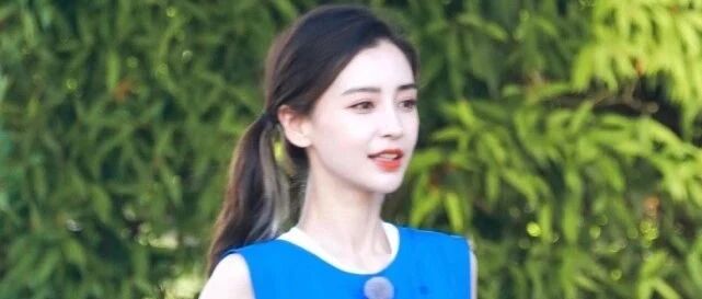 杨颖蔡徐坤一起度假，网友竟是从反光镜里发现的，粉丝：正常团建