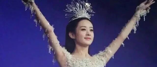 宋茜的礼服被吐槽后，网友公认：赵丽颖和迪丽热巴的礼服才最好看