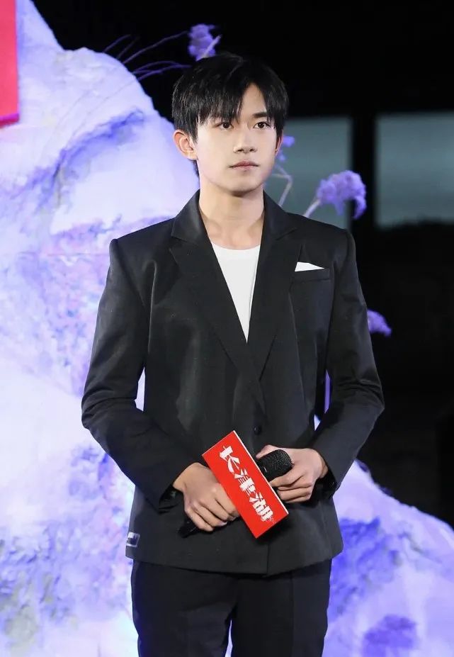 易烊千玺出关发自拍,闭关半年出演新作,真的是演技潜力股吗?-微信头条网 易烊千玺出关发自拍,闭关半年出演新作,真的是演技潜力股吗?