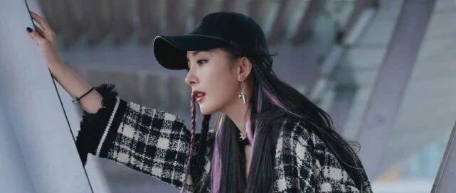 杨幂大片撞脸lisa，被称女团门面，你觉得谁的颜值更高？