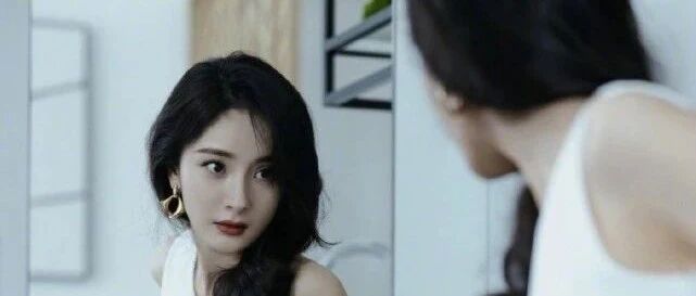 杨幂最新造型曝光，腰部曲线惊人，和Jennie的腰线谁更好看