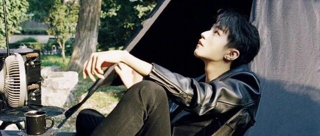 王俊凯生日写真曝光，硬汉风格引关注，王源千玺卡点庆生兄弟情满满