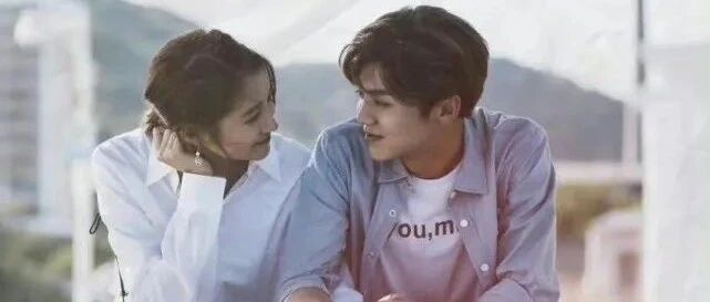 关晓彤为新戏克服恐高，鹿晗恐高不坐飞机，果然是真情侣