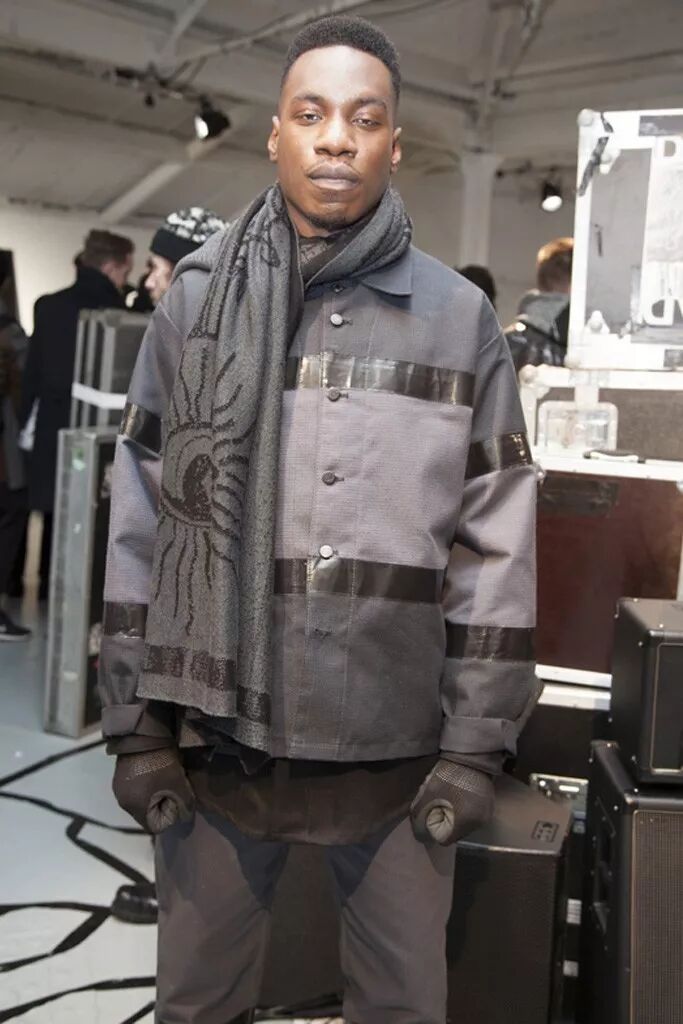 給你們介紹一個缺門牙的服裝設計師